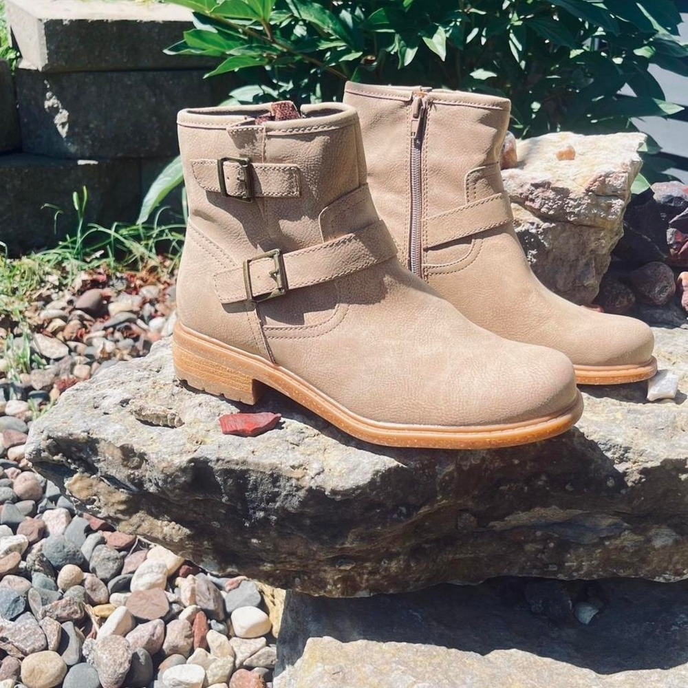 b.o.c. Carson ankle bootie with buckle detail size 8.5 Womens